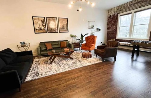 Spencer Apartment | Eclectic 2 Bedroom Loft in Historic Spencer
