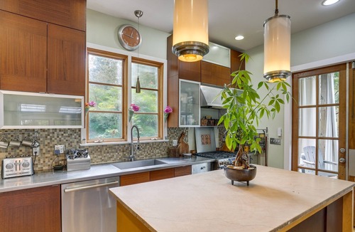 St. Elmo Improvement League House | Eclectic Chattanooga Retreat w/ Private Hot Tub!