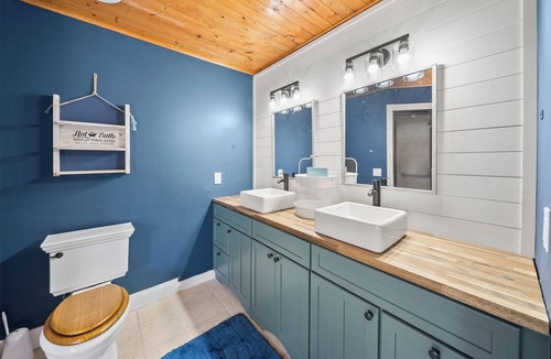 Youngstown House | Econfina Squatch Hideout!Creekside 7 Bedrooms, Kayak,Fish,Canoe10 min to Springs