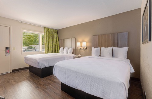 Cherokee Hotel | Econo Lodge Cherokee Near Island Park