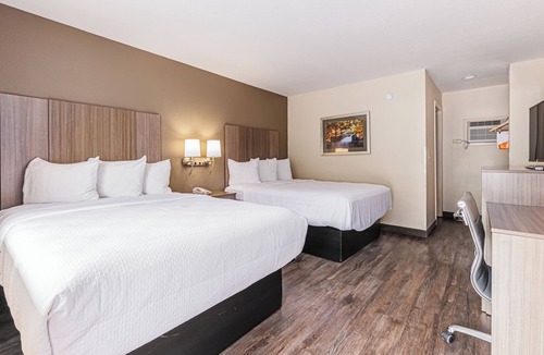 Cherokee Hotel | Econo Lodge Cherokee Near Island Park