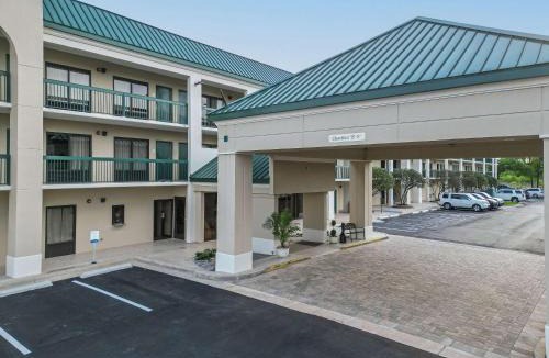 Foley Hotel | Econo Lodge Inn & Suites Foley-North Gulf Shores