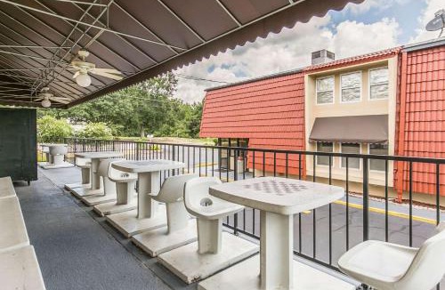 Tallahassee Cabin | Econo Lodge North