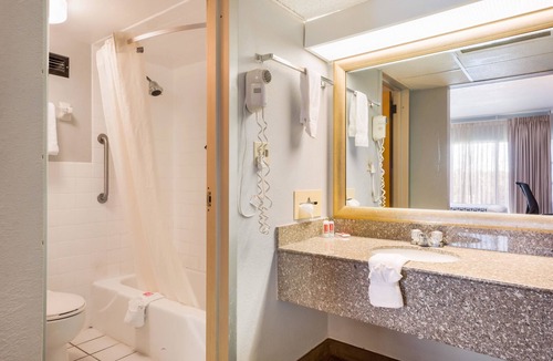 Cypress Gardens Hotel | Econo Lodge Winter Haven Chain Of Lakes