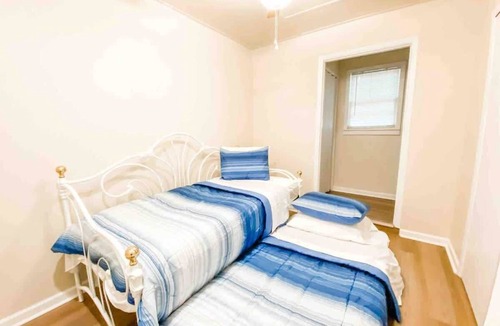 Griffin Heights House | Economic Private Bedroom - Trundle Bed