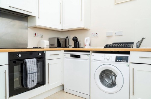 Leith Apartment | Edinburgh 3-Bedroom Apartment Next to Tram Stop