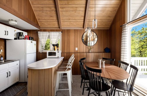 Mount Jackson Ski Chalet | Elegant 4BR chalet w/hot tub & deck