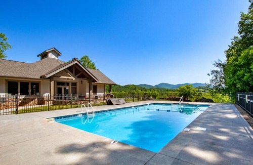 Townsend Apartment | Elegant End Condo Fireplace Community Amenities