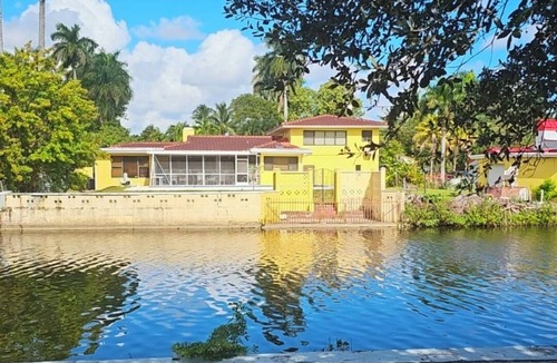 West Little River House | Elegant lakeview Miami home cozy, clean, and comfortable perfect for a relaxing.