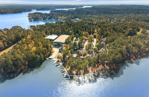 Greensboro Apartment | Elegant Reynolds Lake Oconee - Golf and Serenity