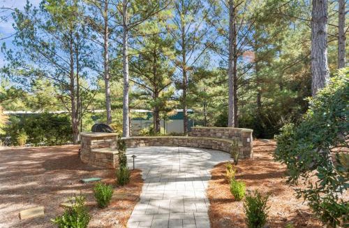 Greensboro Apartment | Elegant Reynolds Lake Oconee - Golf and Serenity
