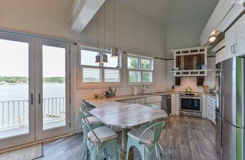 Prospect Apartment | Enchanting Riverfront Nest! Beautiful 3-Bedroom Lighthouse with Panoramic Views!