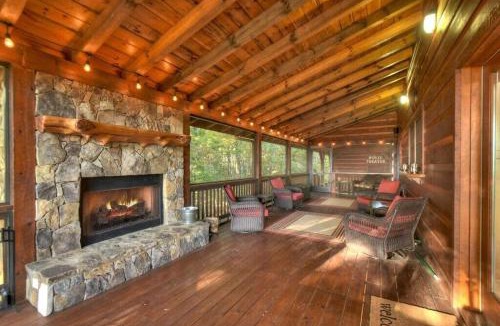 Mineral Bluff House | Endless Views~ Movie Theater ~ Hot Tub ~ Game Room