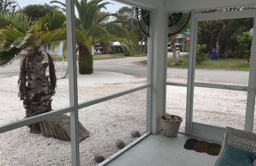 Anglers Park House | Enjoy a Fun in the Sun getaway 3 Bedroom House, Tiki Hut, Boat Ramp, & Dockage!