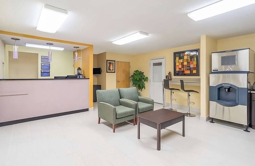 Lookout Valley Neighborhood Association Hotel | Enjoy Pool Access and Easy Trips to Ruby Falls from This King Room