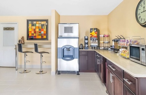Lookout Valley Neighborhood Association Hotel | Enjoy Pool Access and Easy Trips to Ruby Falls from This King Room