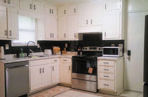 Jonesboro House | Entire 3-Bedroom Charming House in Jonesboro between Spivey Waterpark, and ATL