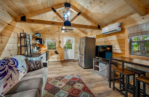 Mentone Cabin | Escape to a Charming Cabin with Hot Tub & Covered Porch in Mentone, Alabama