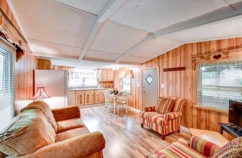 Eufaula House | Eufaula Retreat Community Pool and Screened Porch!