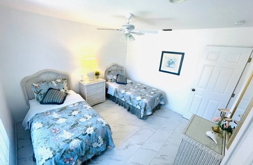 Pelican House | Excellent furnished vacation home on waterfront with boat dock and lovely yard