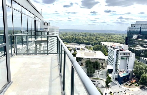 North Buckhead Apartment | Executive 3BR Buckhead Penthouse/Pool/Balcony/Walk to Lenox,Phipps Plaza & Marta