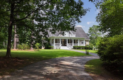 Oxford House | Executive Lakefront Home being offered for rent while on the market for sale.