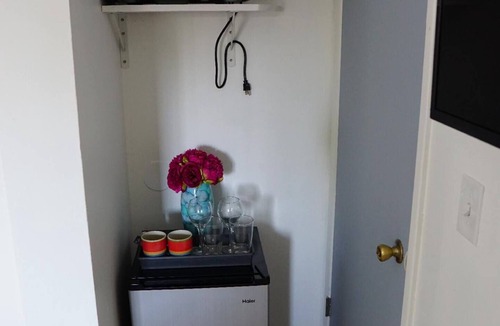 Carver City - Lincoln Gardens Apartment | Experience the passion of hospitality, cleaning, and good location!