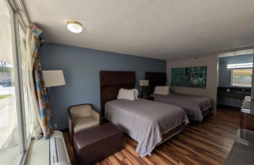 Cartersville Hotel | Explore Nature with 4 Rooms Steps From Manning Lake and Parks