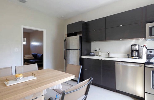 Little Haiti House | EXTRA LARGE APARTMENT + FREE STREET PARKING