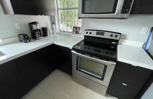 Little Haiti House | EXTRA LARGE APARTMENT + FREE STREET PARKING