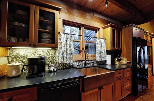 Big Canoe Cabin | Family Cabin Getaway – Natural Rock Slides, Fishing & Mountain Views