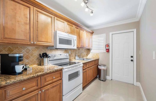 Lake Ridge House | Family Compound🏠Tiki Hut/Close to Beach👙King Beds🛏️No Pet Fee ❤️