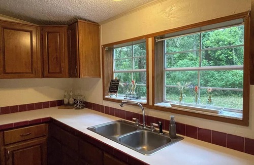 Williston House | Family Friendly 3/2 Cottage Nestled Among the Oaks