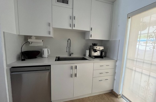 Kendall West House | Family Friendly Cozy apartment with backyard
