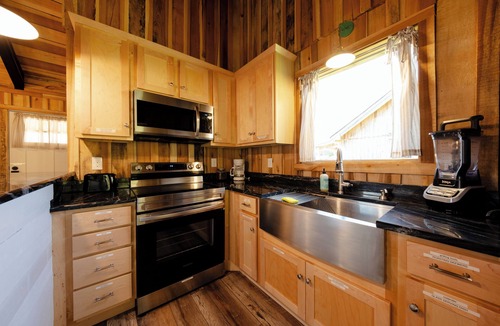 Smithville Cabin | Family-Friendly Creekside Cabin, Space to Roam + Play