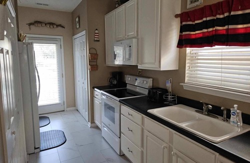Surfside Beach House | Family‑Friendly Ocean‑View Home 4BR/3BA Steps to Beach Sleeps 8‑10