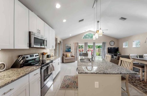 Vamo House | Family-Friendly Retreat Near Siesta Key+Beach Gear