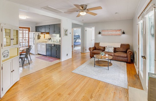 Smithville Cabin | Family-Friendly Smithville Cabin: Game Room & Deck