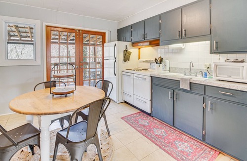 Smithville Cabin | Family-Friendly Smithville Cabin: Game Room & Deck