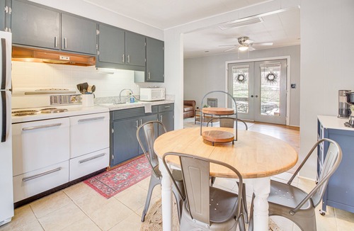 Smithville Cabin | Family-Friendly Smithville Cabin: Game Room & Deck