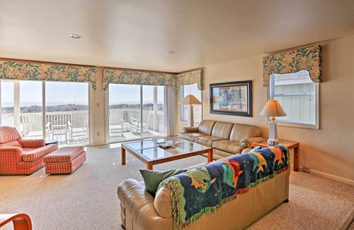 Sunset Beach House | Family-Friendly Vacation Home: Steps to Beach!