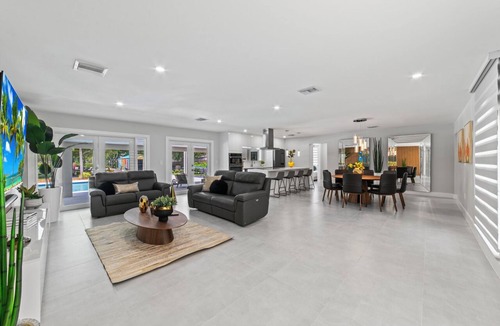 Miami Gardens House | Family Fun House w/Pool, Games, Sports & BBQ