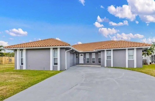 Melaleuca Gardens House | Family House with only 10 min from the beach.