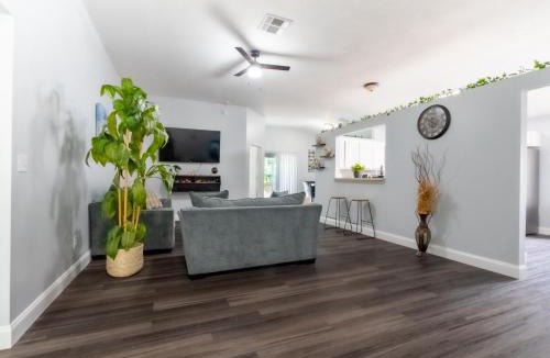Westside House | Family Retreat Near NAS JAX and Orang Park Mall with Gameroom