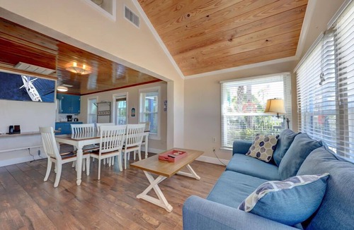 Independence Square Cottage | Family Reunion Sleeps 30 people