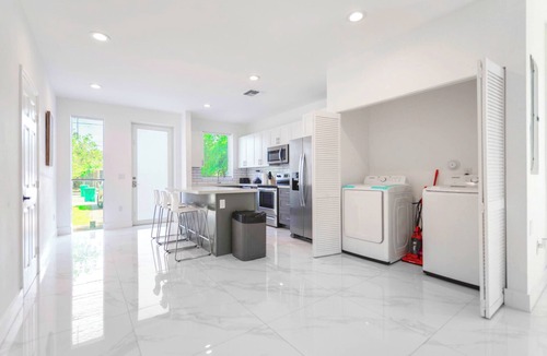 Allapattah House | Family Townhouse + Free Parking