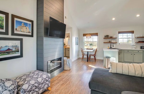 Springfield Apartment | Farm Loft w/Patio, Outdoor Kitchen, Fire Pit, Orchards & Disc Golf on-site