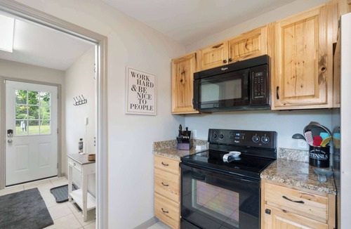 McEwen Cabin | Farm Stay Near Downtown Dickson- Scenic Deck & BBQ