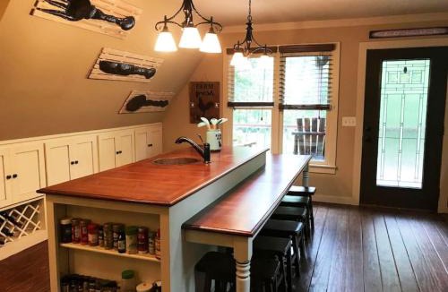 Gainesville House | Farmhouse in a Peaceful Paradise with Huge Hot tub