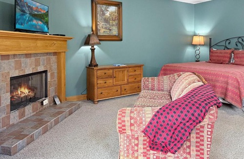 Bryson City Villa | Fireplace Suite 14 at the Nantahala Village